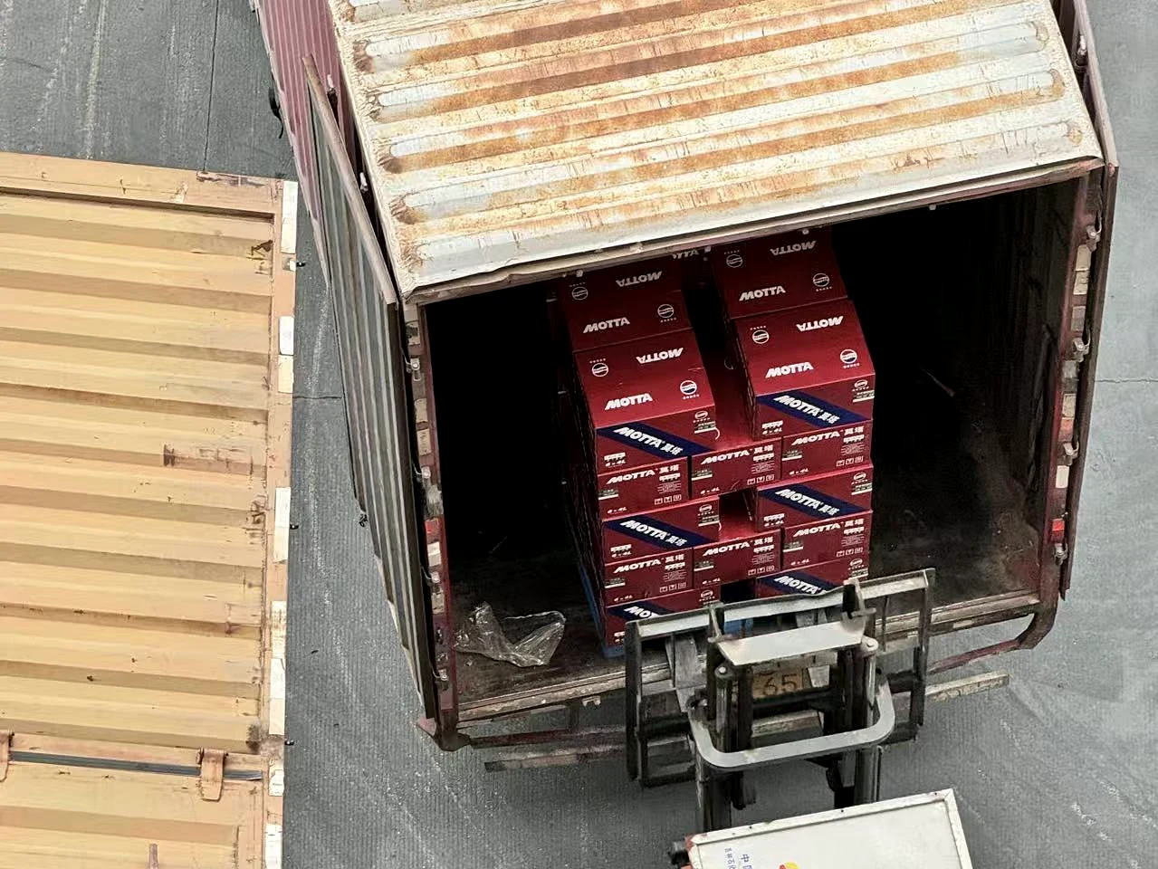 Cartons MOTTA chargés pour l'export