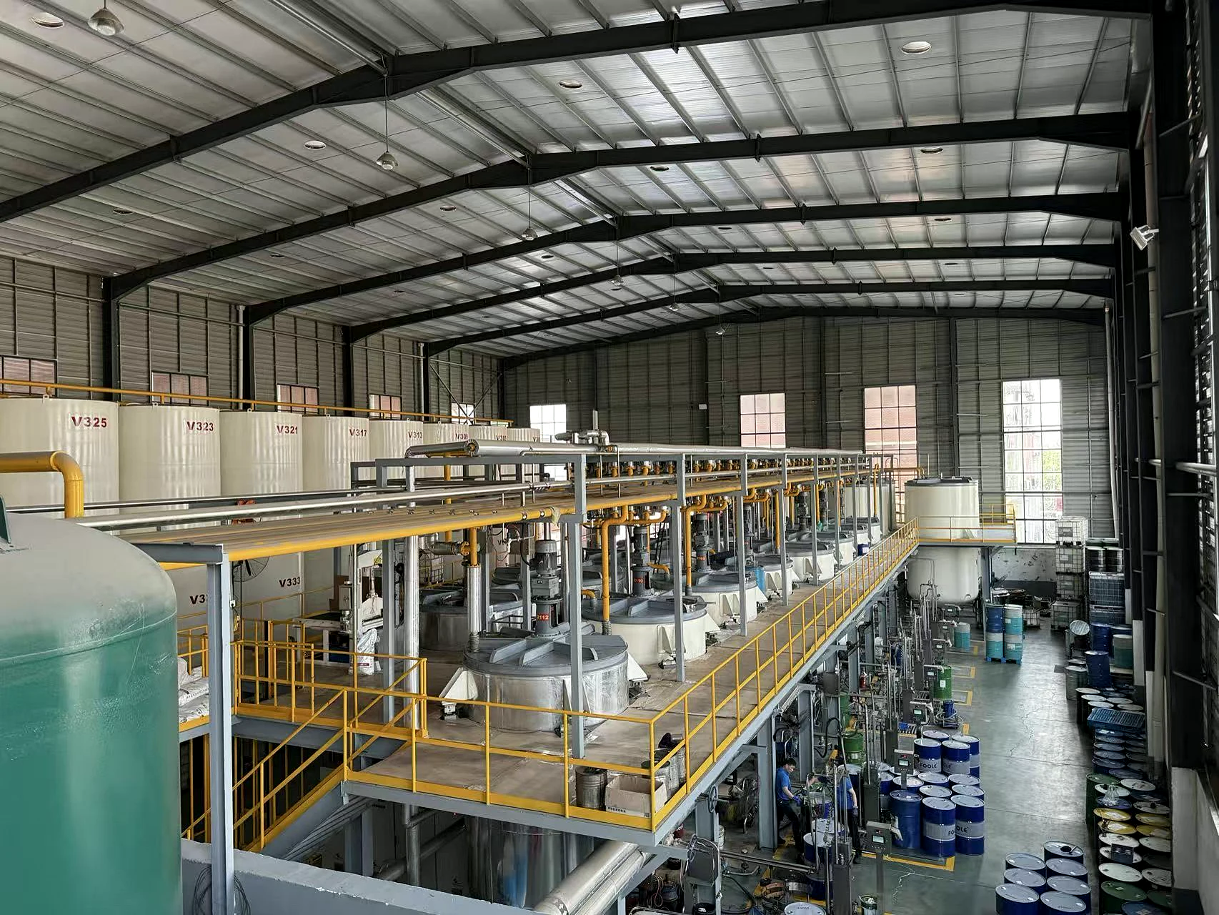 Area pencampuran dan produksi di fasilitas produksi mitra